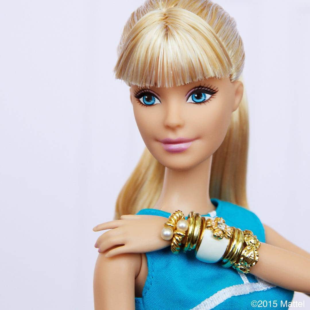 バービーさんのインスタグラム写真 - (バービーInstagram)「Style tip: when it comes to gold bangles, pile ‘em on! 👑 #barbie #barbiestyle」8月11日 3時05分 - barbiestyle