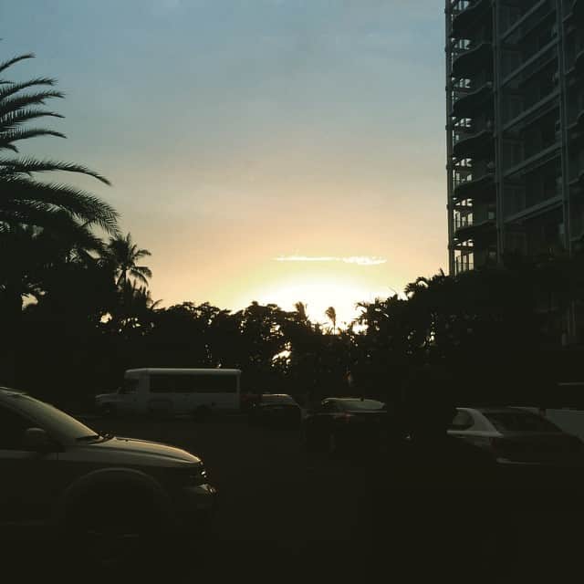 志摩有子さんのインスタグラム写真 - (志摩有子Instagram)「夕暮れどき。こんなところもこのホテルが好きな理由。 #hawaii #GE #これからお出かけ」8月13日 14時00分 - ariko418