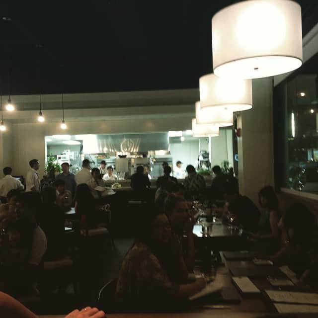 志摩有子さんのインスタグラム写真 - (志摩有子Instagram)「アランウォンから独立したシェフが始めたMWに。今いちばん勢いがあるお店らしく、店内にはいい気が満ちている。 #hawaii #dinner」8月13日 16時34分 - ariko418