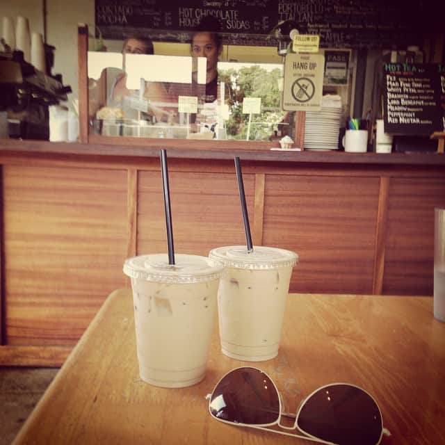 志摩有子さんのインスタグラム写真 - (志摩有子Instagram)「3時のおやつはモーニンググラスで濃いめのアイスラテ。シャカシャカシェーカーを振って作ってくれる。 #hawaii #manoa #coffee  #スタンプタウンスタイル #髭のお兄さんは今日はベイキング担当で奥のキッチンに」8月14日 10時38分 - ariko418