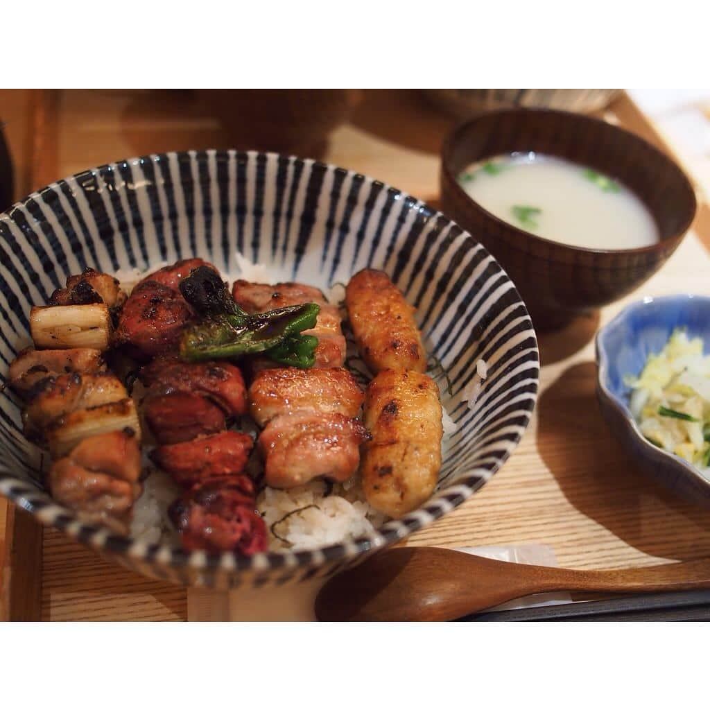 Washoku (和食) Japanese Foodのインスタグラム：「Photo by @ctk974 : Grilled chicken on top of rice, Japanese-style.  #japanesefood #food #Japan #lunch #yakitori #チキン #焼き鳥 #定食 #ランチ #tokyo #nofilter #ilovejapan #washoku #Roppongi #Tokyo #和食」