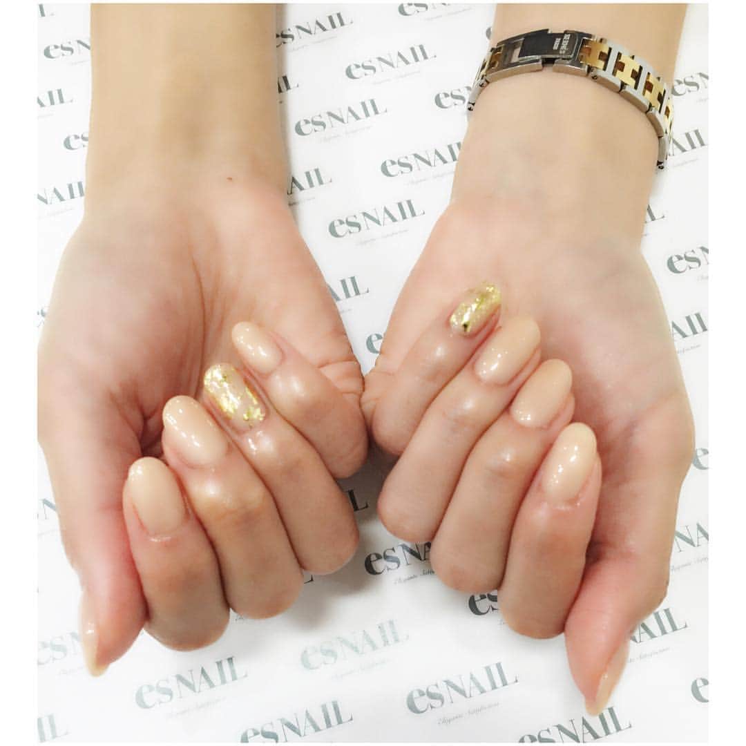 宇野実彩子さんのインスタグラム写真 - (宇野実彩子Instagram)「#new #nail #esnail #beige #gold #simple #nudie #ぬーでぃー #肌色と肌の相性❤︎」8月14日 21時43分 - misako_uno_aaa