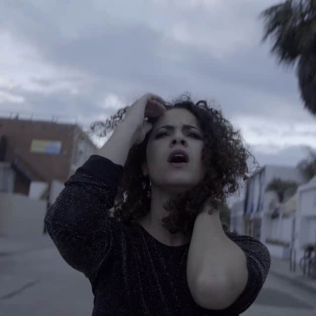 のインスタグラム：「our video for #AnxiousInVenice is out now ‼️ get over to @noisey for the premiere (link in bio) • so much love to @godscoolnephew for directing and making this idea come to life so effortlessly」