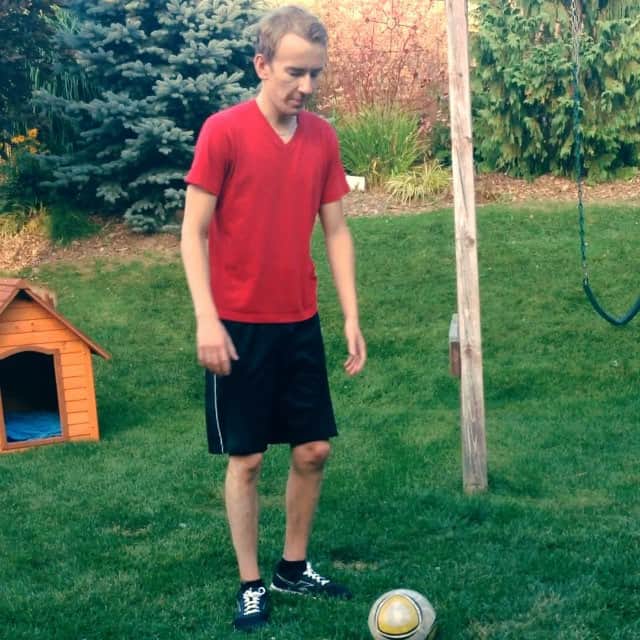 のインスタグラム：「Just learned a new TRICK! #trick #fifa champ here i come! #cool #boss」