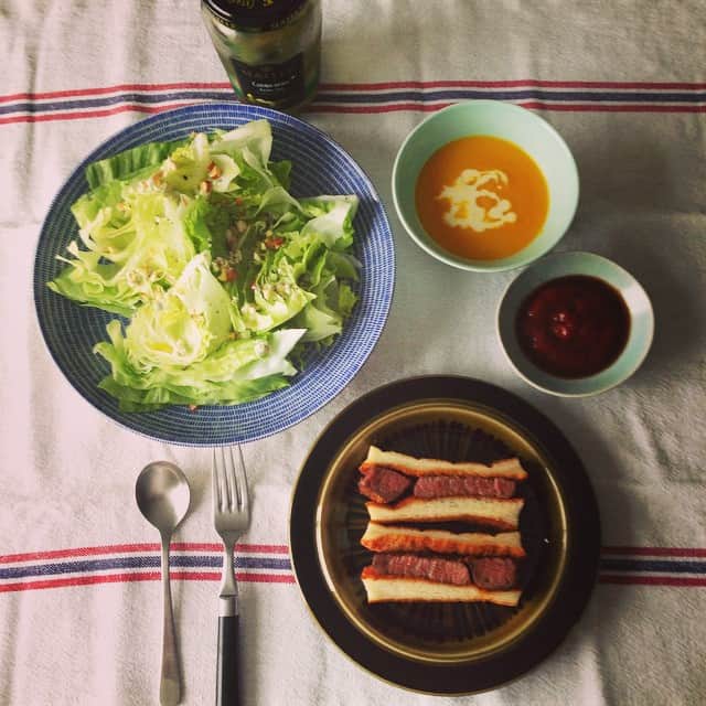 志摩有子さんのインスタグラム写真 - (志摩有子Instagram)「ひらやまに行った翌日のお楽しみのヒレステーキサンド。レタスのサラダと今季初めての温かなかぼちゃのスープ。 #sunday #lunch #steaksandwich #ひかえめに二切れ」8月30日 12時12分 - ariko418