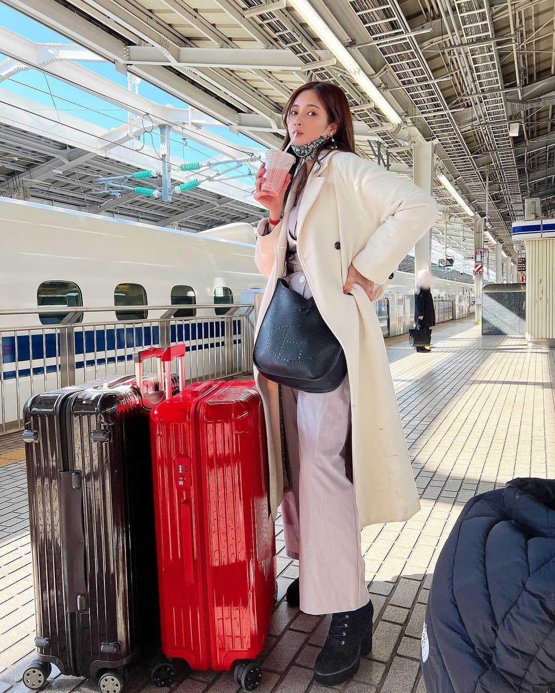 得あゆさんのインスタグラム写真 - (得あゆInstagram)「新大阪駅でいつも飲むやつ🚄🥤 XXXXXLサイズくらいの欲しい← #旅のお供  coat : @rienda_official jacket &pants : @ladymade_official bag : @hermes ・ ・ ・ ・ ・ ・ ・ ・ ・ ・ ・ ・ ・ ・ ・ ・ #旅#新大阪#新大阪駅#新幹線#東京#東京旅行#旅行コーデ#ママコーデ#ママファッション#子育てママ#ママライフ#産後ダイエット#産後#セットアップ#春コーデ#エブリン#家族旅行#男の子ママ#東京#移動#ナチュラルメイク#ママスタグラム#生後10ヶ月#春服#スーツケース#春カラー#rimowa#hermesbag#jacketstyle#springfashion」3月3日 16時13分 - tokuayu819