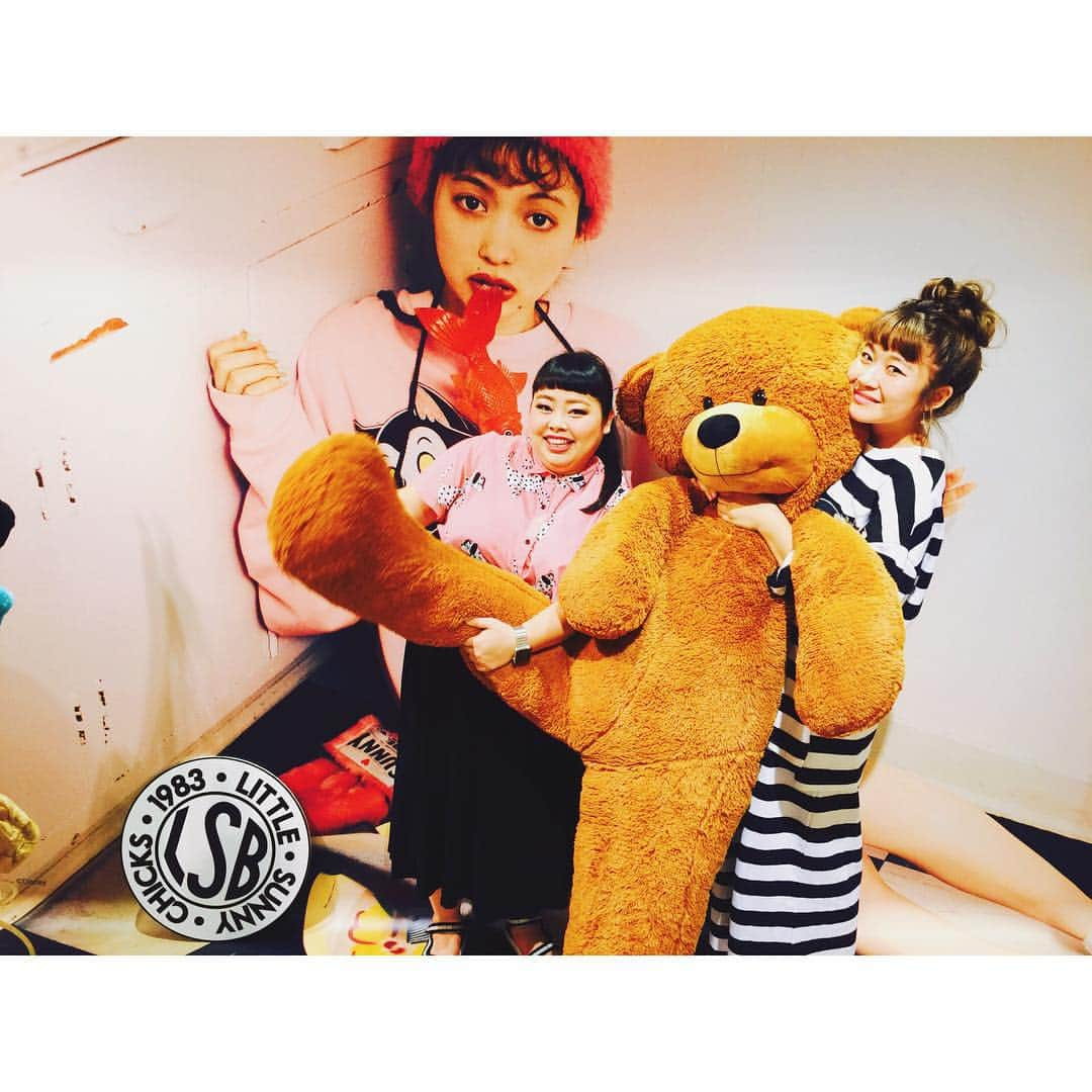 渡辺直美さんのインスタグラム写真 - (渡辺直美Instagram)「@littlesunnybiteyoppy のISETANのポップアップにお邪魔したました🙋💗 新宿伊勢丹の2Fだよ👯 私がウロチョロしてたから、おばあちゃん二人組が 「あ、デブ専用のブランドか」と言ってどっか行った😂 違うよ😂よっぴーごめんねw 是非皆さん遊びに行ってください！明日まで🙏 #littlesunnybite #デブ専用じゃないよおばあちゃん #でもデブも着れる服も数点あるよ」8月16日 11時27分 - watanabenaomi703