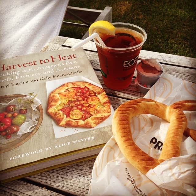 志摩有子さんのインスタグラム写真 - (志摩有子Instagram)「プールサイドに戻っておやつタイム。カハラモールに行ったついでに買ってきたプレッツェルを。 食いしん坊友だちの @mayahawaii325 が買っておいてくれた生産者×シェフの料理本を眺めながら、クリチをつけながらモチモチのプレッツェルをかじる。 #hawaii #pretzelmaker  #HarvesttoHeat #おやつ  #食い意地張りすぎ注意報発令中」8月16日 11時35分 - ariko418