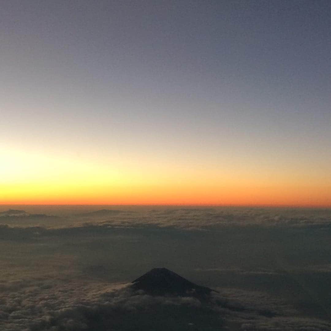 紫彩乃のインスタグラム：「数年前、機上から撮った富士山です。」