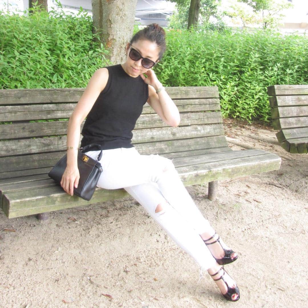 bemiのインスタグラム：「今日のワタシ☺︎ 公園でリラックスしてる風に写真を撮ってもらいました✨  実際、ちっともリラックスしておりません（笑）  #fashion#coordinate」