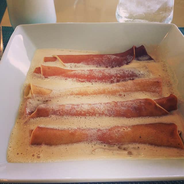 志摩有子さんのインスタグラム写真 - (志摩有子Instagram)「大学生はくるくると巻いた姿が特徴的な名物の薄焼きパンケーキにカリカリベーコンを付けて。 #熱々のメイプルバターたっぷり #これを食べなきゃ終われない」8月17日 3時31分 - ariko418