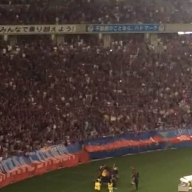 ネイサン・バーンズのインスタグラム：「How cool is this 🔵🔴🔵🔴 #FCtokyo #FANS」