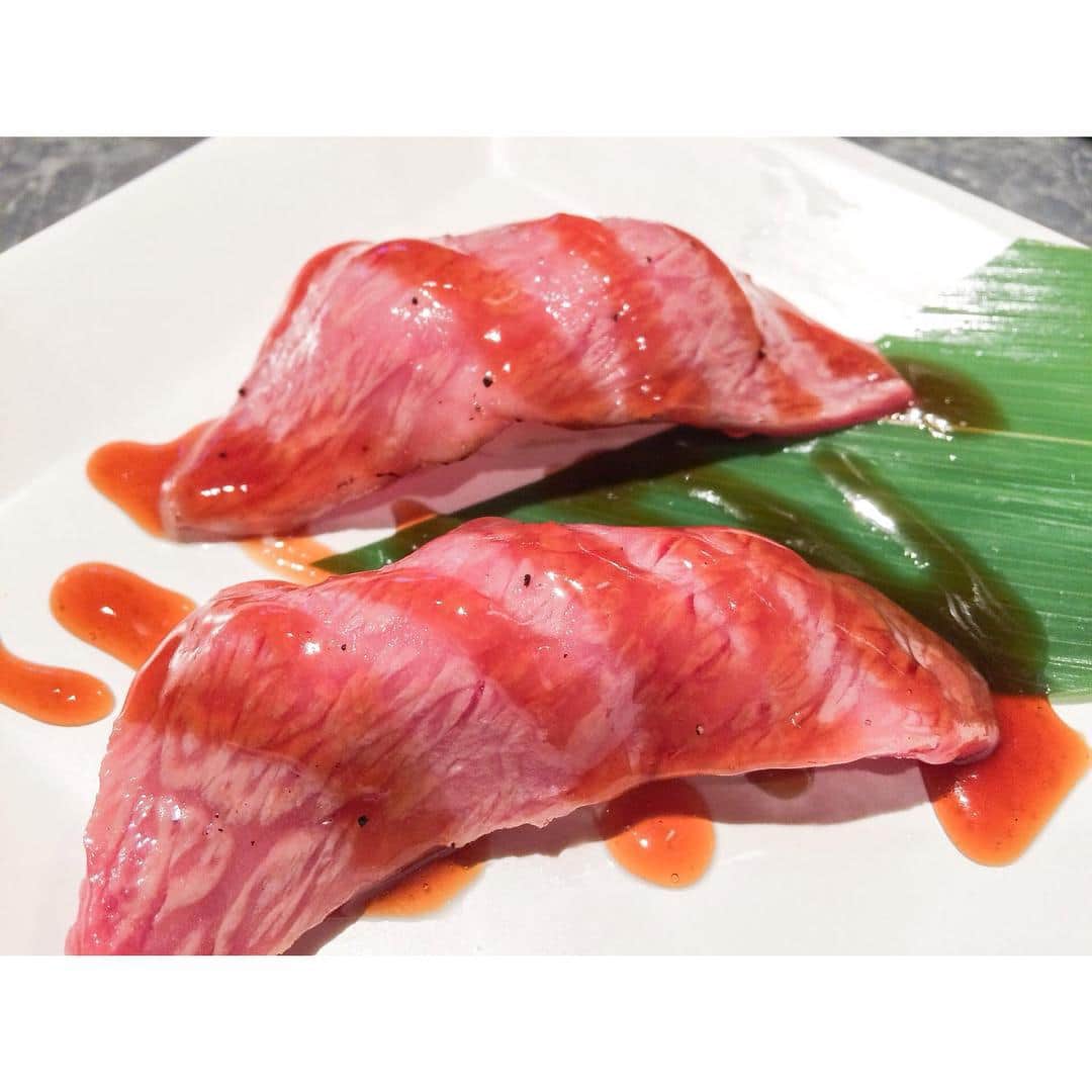 Washoku (和食) Japanese Foodのインスタグラム：「You would think this is a tuna #sushi, but no, this is actually #beef sushi! It is called "Niku-Zushi" and is very #popular in #Japan.  Photo: Yakiniku Juju in Sangenchaya  #japan #japanesefood #japanesefood #washoku #weird #nofilter #寿司 #ビーフ #和食 #肉寿司」