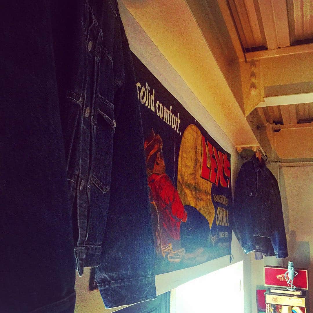 大川知英のインスタグラム：「これ見ながらのタバコとカフェオレは最高の時間🚬🚬😎👯 #levis #ビンテージ #リーバイス #オリジナルバナー」