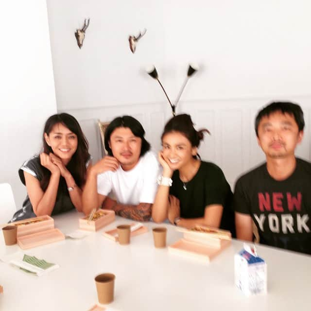 志摩有子さんのインスタグラム写真 - (志摩有子Instagram)「お昼はなぜかみんなで仲よくランチ。最近よく似てると言われるおふたりさん。似てます？ #HERS #VERY #magazine #shooting #午前の部 #午後の部 #今日の作家先生」8月18日 12時52分 - ariko418