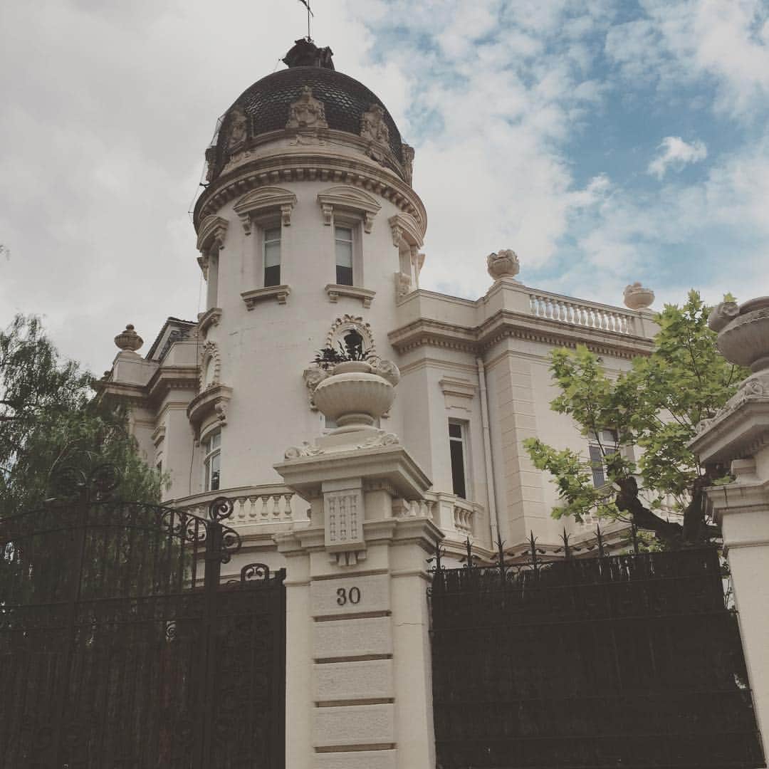 尾形沙耶香さんのインスタグラム写真 - (尾形沙耶香Instagram)「自宅近くをプラプラお散歩。 ちょっと歩くとお屋敷がズラリ。  #バルセロナ #bcn」8月19日 1時46分 - sayakaogata