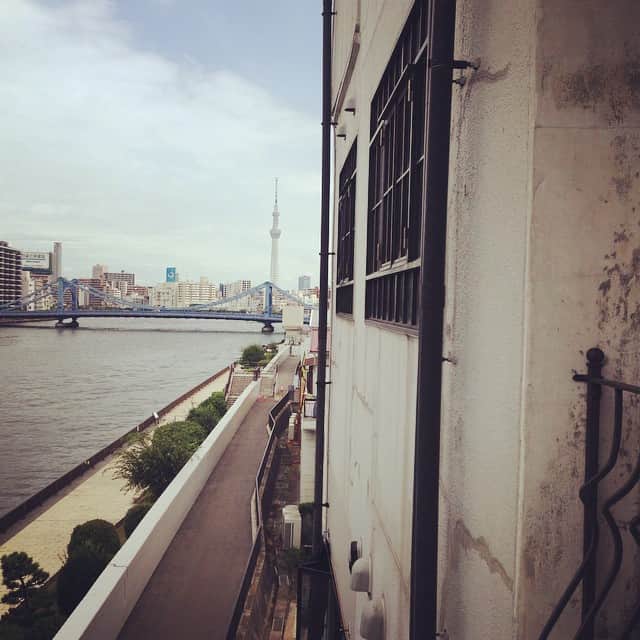 志摩有子さんのインスタグラム写真 - (志摩有子Instagram)「新しいスタジオへ。  #classymagazine #shooting #studio #隅田川 #skytree #実は高所恐怖症 #これ位の高さでもざわっとする」8月19日 12時31分 - ariko418