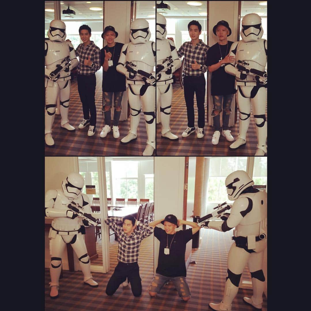 ベクヒョンさんのインスタグラム写真 - (ベクヒョンInstagram)「스톰트루퍼랑 사진찍자 ! 아근데너무노말한대 ? 무릎꿇자 !! 인질로삼아주세요 !! #SanFrancisco #LucasFilm #StarWars #StormTrooper #물음표」8月20日 1時55分 - baekhyunee_exo