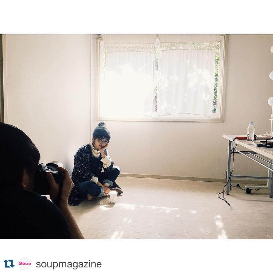 Zoff Officialのインスタグラム：「9/23(水)発売Soup.11月号をお楽しみに♡  #Repost @soupmagazine with @repostapp. ・・・ Zoffのタイアップ撮影中。#めがね女子 #田中里奈 #Zoff #めがね #soupmagazine」