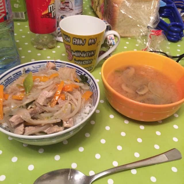 及川瑞基のインスタグラム：「初日の夜ごはん(￣▽￣)初日は何も疲れてないからやる気ぱない笑野菜丼に味噌汁！！#野菜丼#味噌汁#牛乳#夜ごはん」