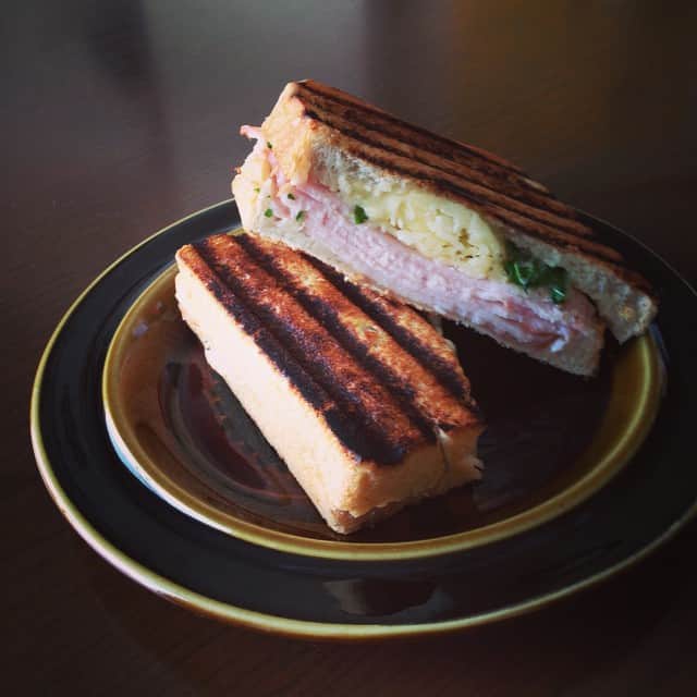 志摩有子さんのインスタグラム写真 - (志摩有子Instagram)「久々に家で朝ごはん。 グリルパンでハムとチーズのパニーニ。グリルパンならではのこの焦げ目が楽しい。 #GM #breakfast #MEYER」8月21日 9時29分 - ariko418