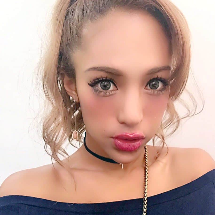 のインスタグラム：「#男ウケ とはなんぞや… 今日の撮影では、自分が考える秋モテ私服コーデを発表✩﻿ ユリサは、バービーちゃんみたいな服が大好きで、普段男ウケなんて一切気にせず着たいもの着てるから、久々にデートする気持ちで考えちゃった💓 導き出した答えは、肩ポロリンゆるゆるトップスに、揺れるピアスに、フワフワポニーテールでした💛笑 そして仕上げは、 ショルダーバッグのチェーンで#パイスラッシュ！(知ってる??)hahaha♥︎ あーデートしたくなっちゃったなーぁ😚 10月15日発売のS cawaii hyper みてくださいね💖 #shooting #Scawaii #Sカワ #cyberjapan #サイバージャパン #japanese #magazine #秋 #autumn #モテコーデ」