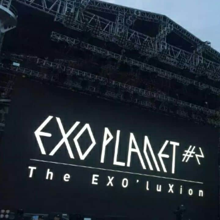 スホのインスタグラム：「우리의 시안 (西安)의 EXO-LS 다칠하지 말아 주시기 바랍니다 그리고 난 모든 사람이 (콘서트)를 즐길 수 있기를 바랍니다 🎉🎉 #exoluxion #day1」