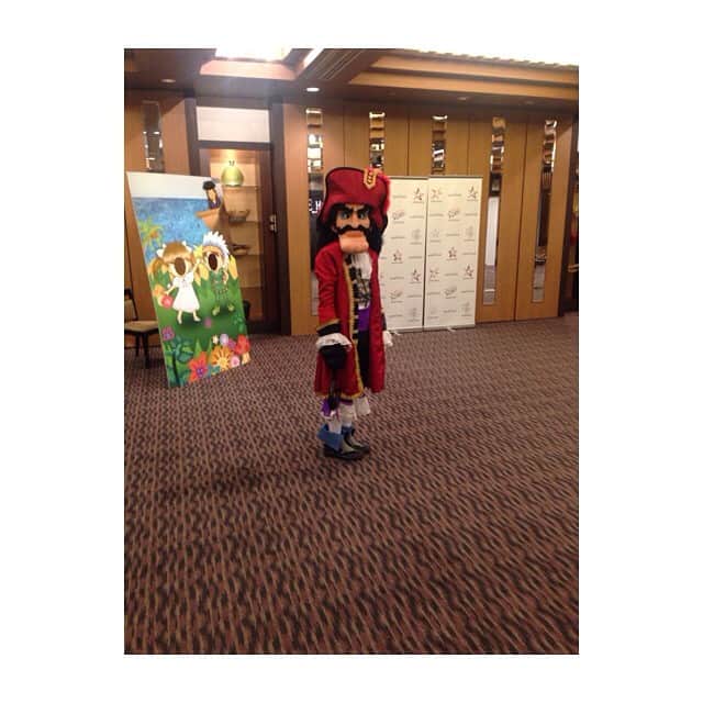 佐藤美希さんのインスタグラム写真 - (佐藤美希Instagram)「ぽつんと立っているところを撮ろうとしたらこっち向いた。 #ピーターパン #フック船長」8月22日 13時39分 - satomiki0626