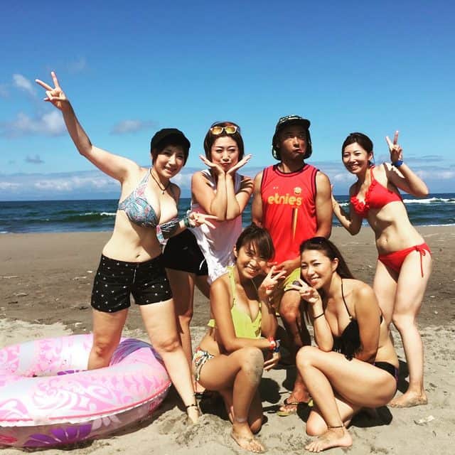 上村知世さんのインスタグラム写真 - (上村知世Instagram)「角田浜☆仲良しで集まると大変ですねwww  #角田浜  #仲良し  #japanseasidecamp  #夏のおわり」8月23日 13時16分 - tomose0207