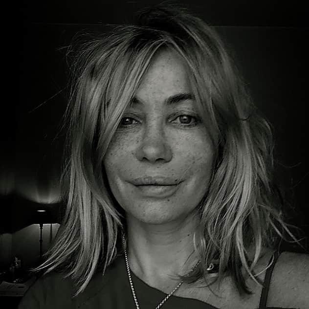 エマニュエル・ベアールのインスタグラム：「Waking up in Paris ... #paris#summer#home#」