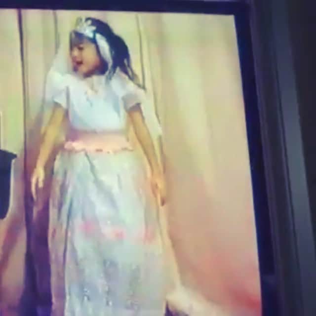 志田友美（ゆうみん）のインスタグラム：「私の幼稚園の時のお遊戯会動画🎥 「結婚式楽しみだわ♡」て言ってるww この時から落ち着きがないね😱😝」