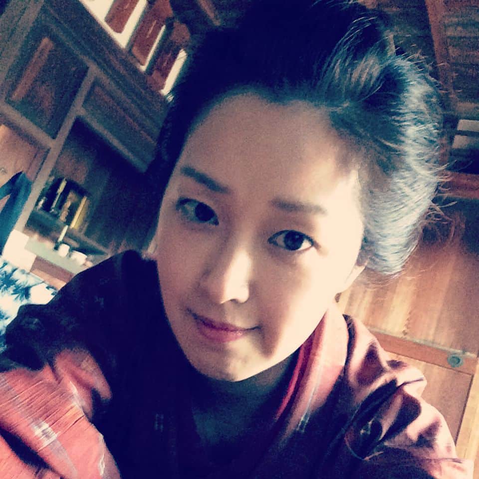笛木優子のインスタグラム：「朝から鬘、、、 頭がいてーだーなあ〜😣😣 でも涼しくて良かった！👐」
