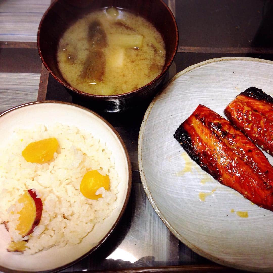 長田庄平のインスタグラム：「本日の献立。栗ご飯、サバみりん、ナスとジャガイモの味噌汁 #栗ご飯 #サバみりん #ナスとジャガイモの味噌汁 #炊き込みごはんめっちゃ上手い事出来た #奇跡 #アーメン #クリアーメン #サバアーメン #ナスアーメン #汁アーメン」