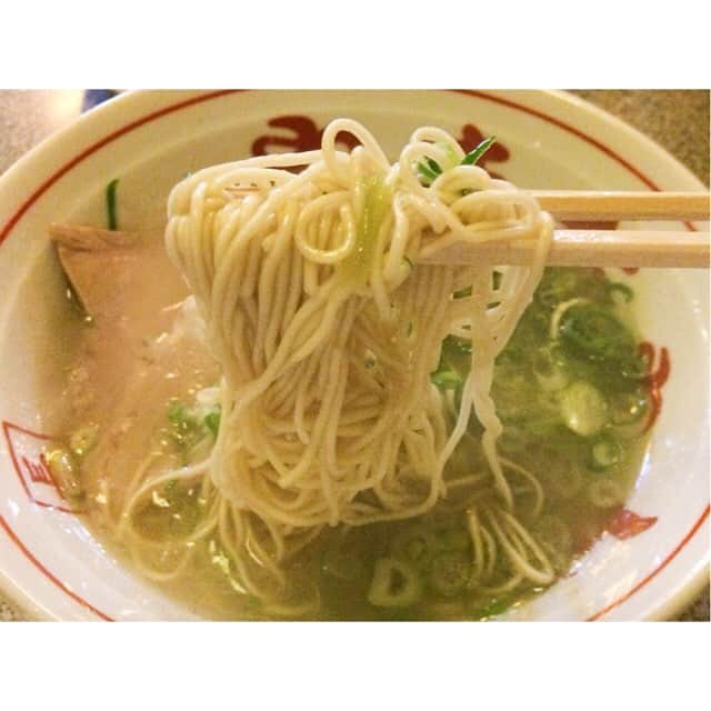 Washoku (和食) Japanese Foodさんのインスタグラム写真 - (Washoku (和食) Japanese FoodInstagram)「Do you know "Kaedama"? Kaedama,lit: changing Bullet!  Kaedama at ramen shop meens refilling another noodle. Please try! Photo : Yamachan at Hakata http://washokuculture.com #japan #japanesefood #washoku #ramen #tonkotsu #hakata #kaedama #weird #nofilter #bento #shumai #shinkansen #ekiben #kiyoken #弁当 #駅弁 #和食 #ラーメン #とんこつラーメン #やまちゃん #中洲 #博多」9月21日 20時18分 - washoku_japanesefood