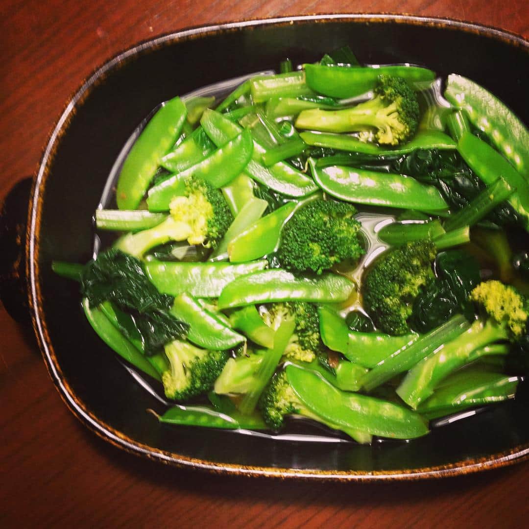 志摩有子さんのインスタグラム写真 - (志摩有子Instagram)「野菜もたっぷり取らないと。 小松菜、絹さや、ブロッコリーの煮浸し梅風味。 #晩ごはん #煮浸し #梅肉入り」9月21日 21時41分 - ariko418