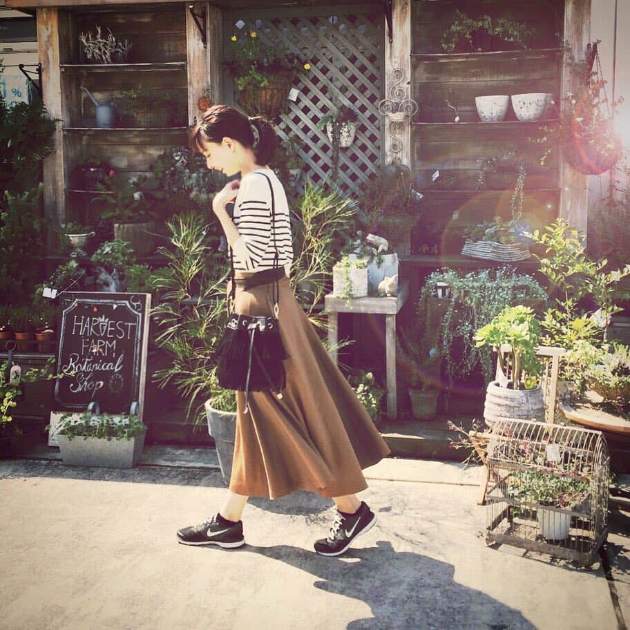 乙黒えりさんのインスタグラム写真 - (乙黒えりInstagram)「キャメルのスカートは母が30年前にパリで買ったもの #時代は巡る #まわるーまわるーよ時代はまわる  #キャメルスカート #used #スニーカー#nike #outfit #fashion#ootd#todays#coodinate#camel#border」9月22日 14時20分 - ellyotoguro