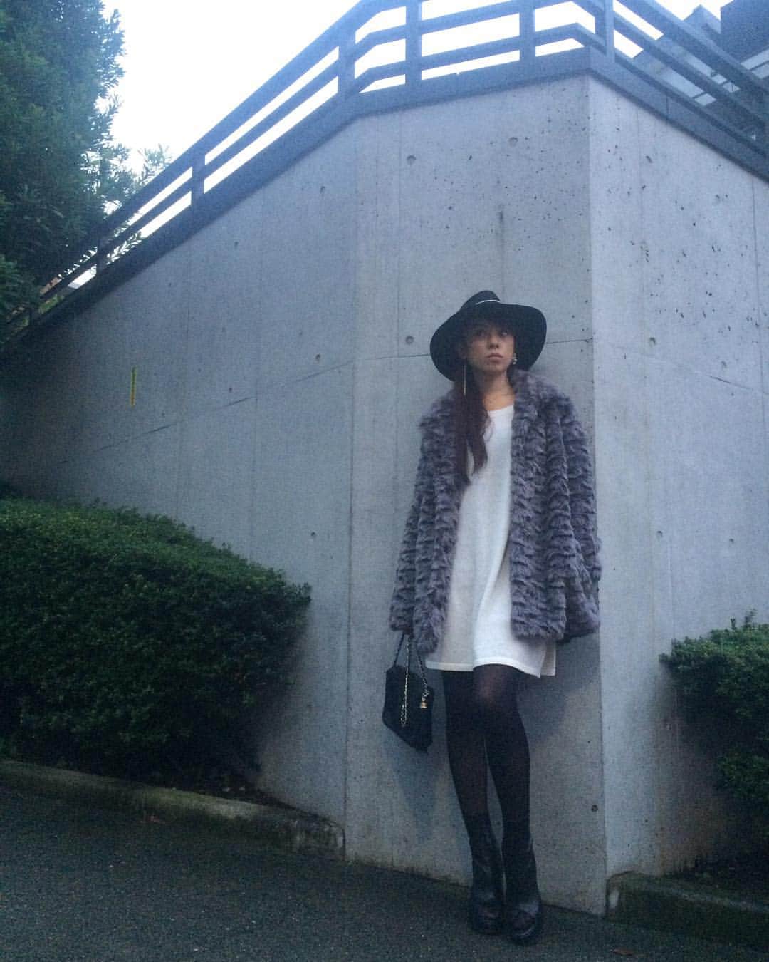 azumiのインスタグラム：「秋コーデ🙋🍂 今年は展示会でもニットワンピばかり買ってしまいました。この白ワンピも薄手で秋にサラッと1枚で着ても◎ワンピもちょっと寒くなったら大活躍しそうなファーコートもものすごくお手頃でした！ ホワイト×グレーが最近お気に入りです。  アルバムレコーディングも映画のロケも終わったし、原宿の事務所帰りに仲間とチラッと飲みたい季節ですな。  ニットワンピース：FOREVER21 ファーコート：FOREVER21 ハット：Tuno by Azumi ピアス：Tuno by Azumi  パールイヤーカフ：Tuno by Azumi バッグ：CHANEL（Vintage） ブーツ：ANN DEMEULEMEESTER  #ForeverYou #FOREVER21 #21Japan」