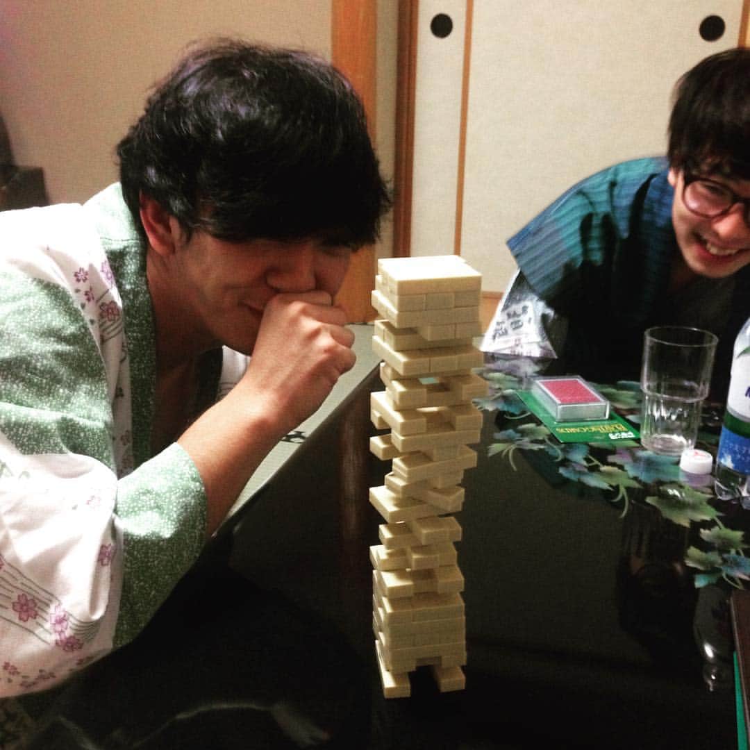 長田庄平のインスタグラム：「ジェンガでめっちゃ盛り上がる！ #コンビニで買ったジェンガ #こんなに盛り上がるとは #凄技続出 #最終局面」