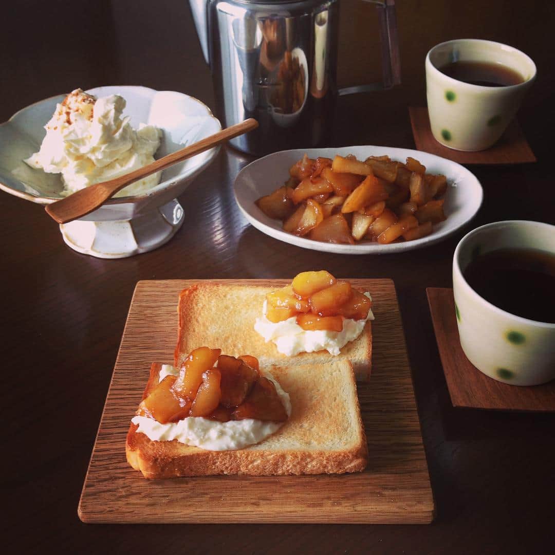 志摩有子さんのインスタグラム写真 - (志摩有子Instagram)「出来上がったカラメルアップルはマスカルポーネを塗ったトーストと。アップルパイより簡単。 我が家の定番おやつ。 #apple #autmun #sweets #林檎 #おやつ #大学生の大好物 #食べさせてあげたい」9月23日 15時56分 - ariko418