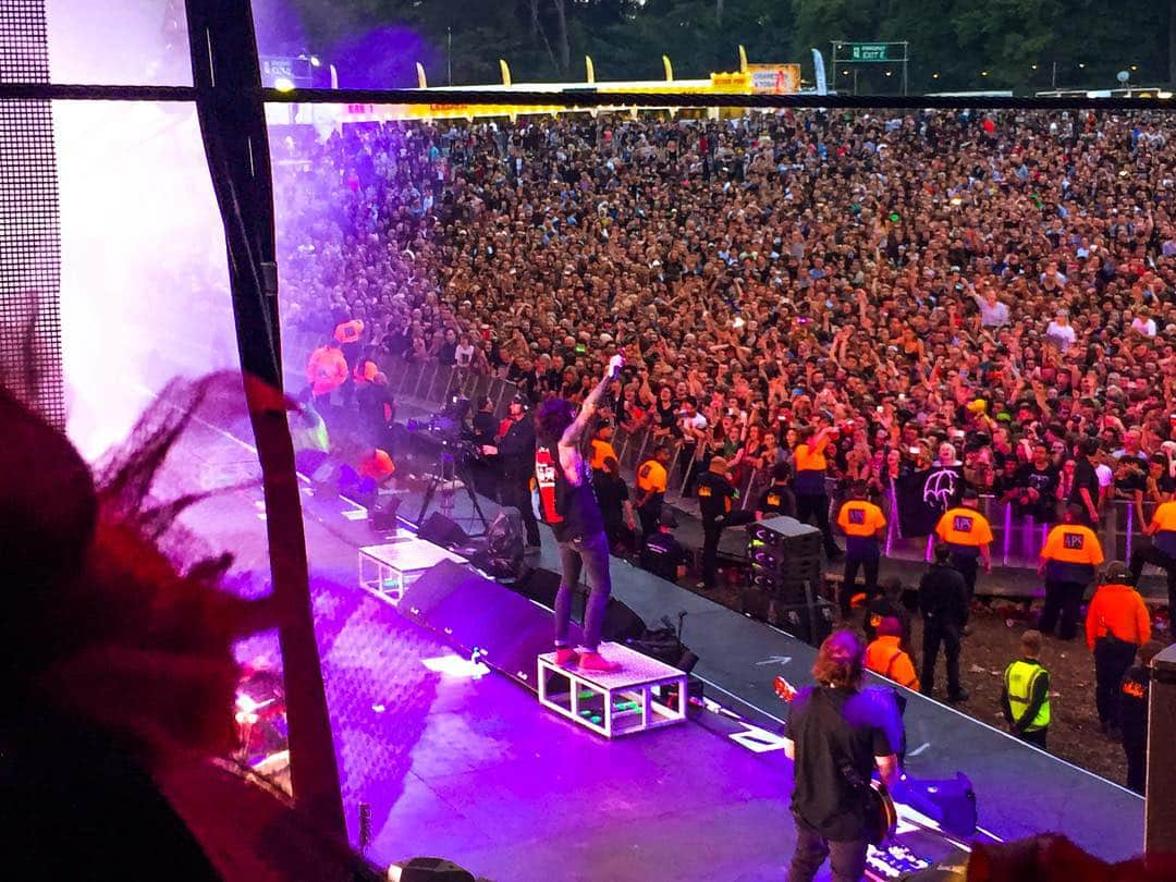 のインスタグラム：「Watching #BringMeTheHorizon @OfficialRandL ! Amazing! #LeedsFestival」