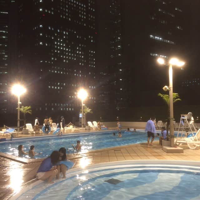 和泉竜司のインスタグラム：「もうプールはあかん！笑 #寒すぎる#足しか#入れへん#新宿#京王プラザ」