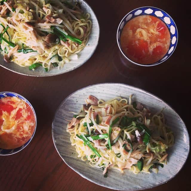 志摩有子さんのインスタグラム写真 - (志摩有子Instagram)「今日は8月31日で野菜の日。 ということでお昼は野菜たっぷりの塩焼きソバ。少量の豚バラに干しエビでコク出し。お酢をかけて食す。トマトと卵のスープも。 #lunch #昼ごはん #野菜の日 #焼きタンメン的な」8月31日 13時03分 - ariko418