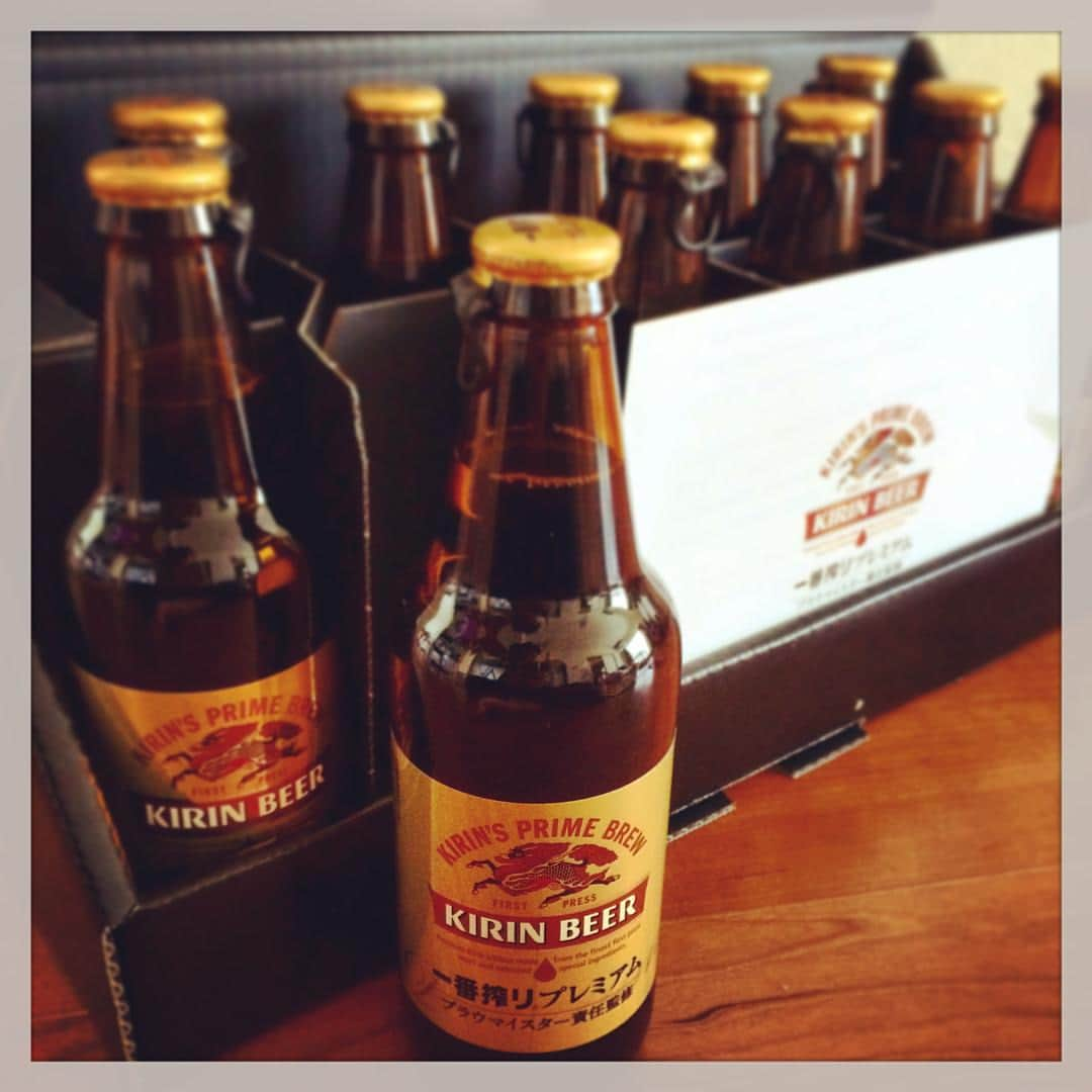 キリン一番搾り生ビールさんのインスタグラム写真 - (キリン一番搾り生ビールInstagram)「#一番搾り飲んでます お家で、お店で、キリンの工場見学で…。 一番搾りを楽しんでいる様子を、写真に撮ってシェアしよう！ 「みんなの一番搾り　写真投稿キャンペーン」 Twitter又はInstagramで「@ichiban_cp」をフォローしてから 楽しんでいるシーンに合わせて、ハッシュタグ「#一番搾り飲んでます」又は「#キリンの工場見学行ってきました」をつけて投稿しよう。 抽選で30名様に工場ショップ限定「KANPAI!ジョッキ」（2個）＆一番搾り350ml6缶パックがセットで当たる！ キャンペーン期間 2015年9月1日(火)～10月26日(月)24:00 https://kanpaiforhappiness.com/happyshare/ichiban/」8月31日 15時32分 - ichiban_cp