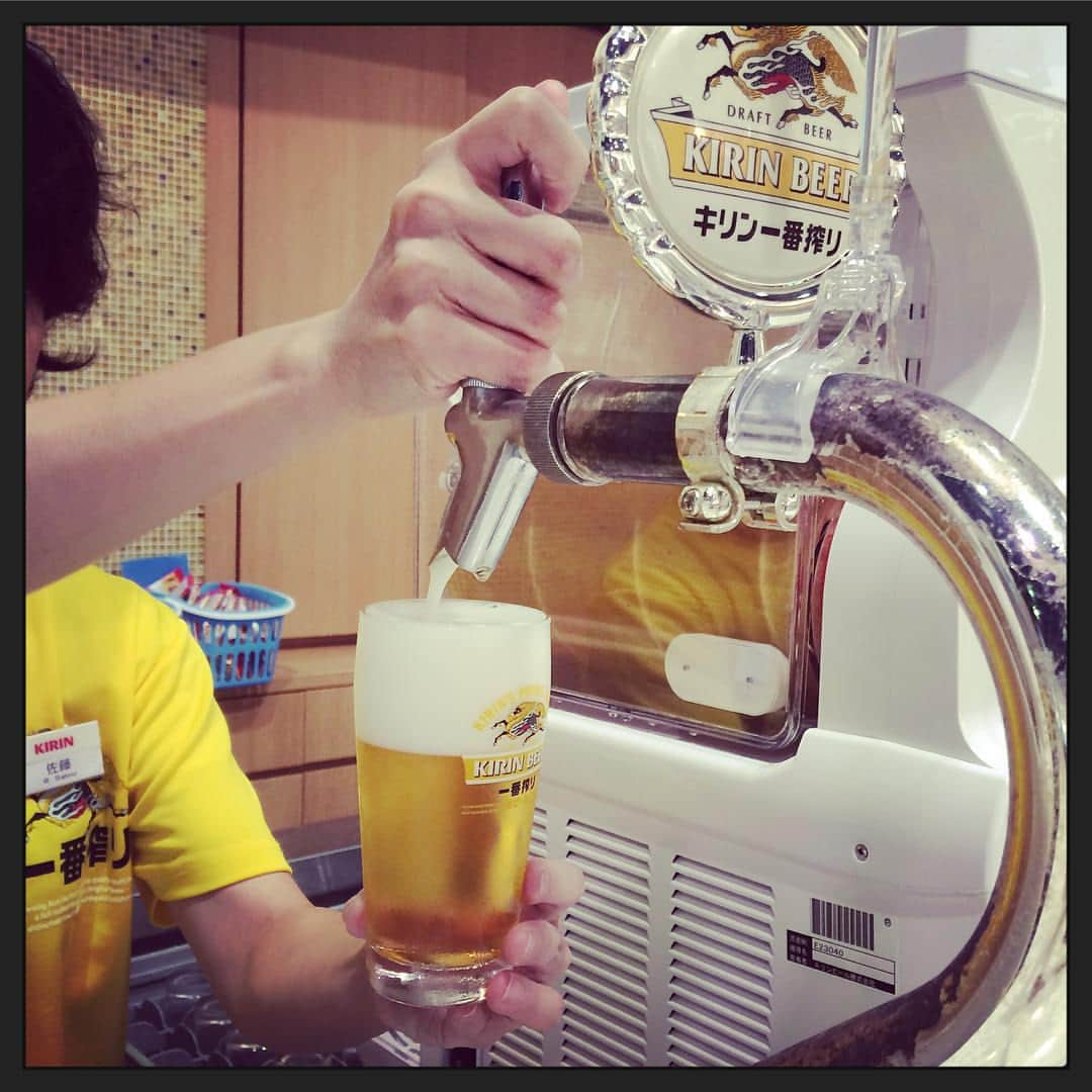 キリン一番搾り生ビールさんのインスタグラム写真 - (キリン一番搾り生ビールInstagram)「#キリンの工場見学行ってきました お家で、お店で、キリンの工場見学で…。 一番搾りを楽しんでいる様子を、写真に撮ってシェアしよう！ 「みんなの一番搾り　写真投稿キャンペーン」 Twitter又はInstagramで「@ichiban_cp」をフォローしてから 楽しんでいるシーンに合わせて、ハッシュタグ「#一番搾り飲んでます」又は「#キリンの工場見学行ってきました」をつけて投稿しよう。 抽選で30名様に工場ショップ限定「KANPAI!ジョッキ」（2個）＆一番搾り350ml6缶パックがセットで当たる！ キャンペーン期間 2015年9月1日(火)～10月26日(月)24:00 https://kanpaiforhappiness.com/happyshare/ichiban/」8月31日 15時36分 - ichiban_cp