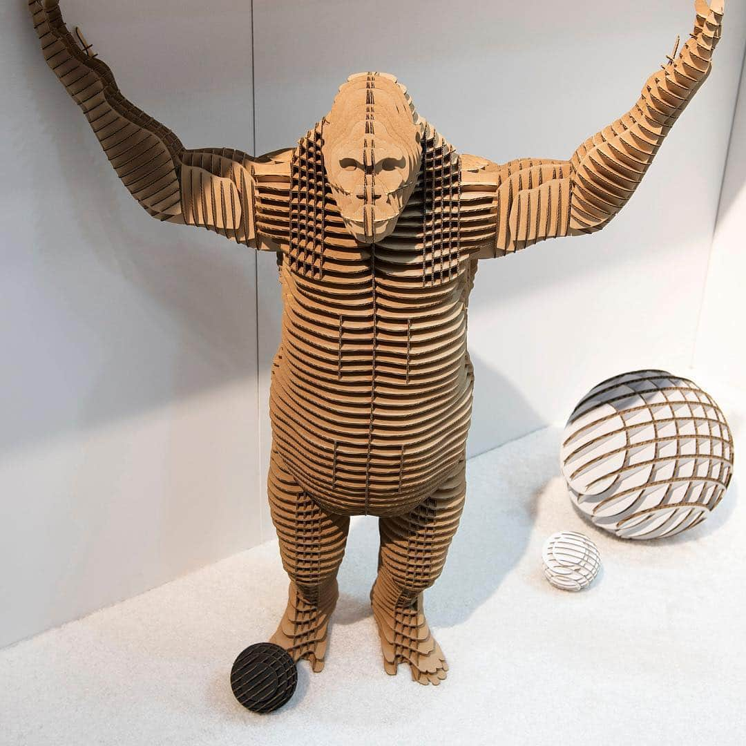 d-torso USのインスタグラム：「Whaaaaat's up!? #dtorso #cardboard #figure #DIY #whatsup #gorilla #🐒#nynow #exhibition #show #javitscenter #craft」