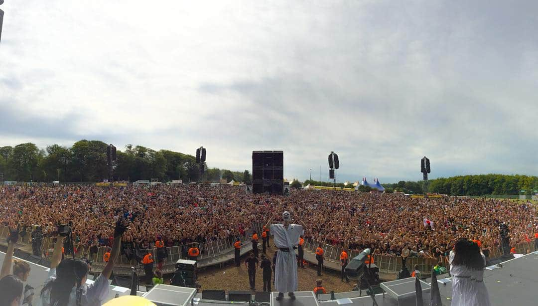 BABYMETALさんのインスタグラム写真 - (BABYMETALInstagram)「Amazing view! @BABYMETAL_JAPAN, @OfficialRandL  KAMIBAND #BABYMETAL #ReadingFestival #LeedsFestival」8月31日 23時24分 - babymetal_official