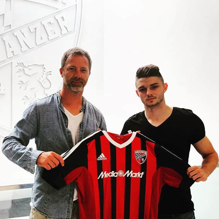モーリス・ムルトハウプのインスタグラム：「Nach langem hin und her wurde der Wechsel heute offiziell bekanntgegeben und ich bin froh, bei diesem Klub meine ersten Schritte in der Bundesliga zu gehen! 😊⚽️ #31 #multi」