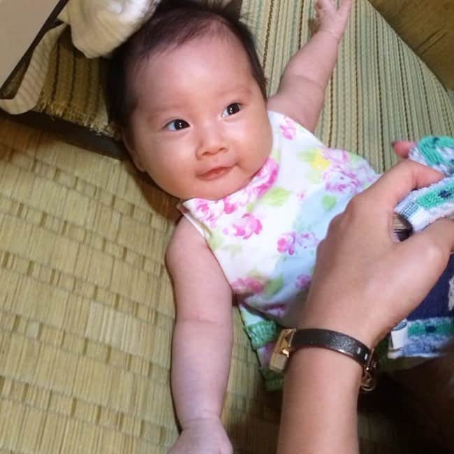 清水わかこさんのインスタグラム写真 - (清水わかこInstagram)「2015.8.29 先週末。 母の友達にたくさんかまってもらって 目をキラキラさせて喜んでる娘✨😍 #日夕佳 #沖縄 #okinawa #baby #赤ちゃん #gm #山の茶屋」9月1日 9時27分 - wakacham_