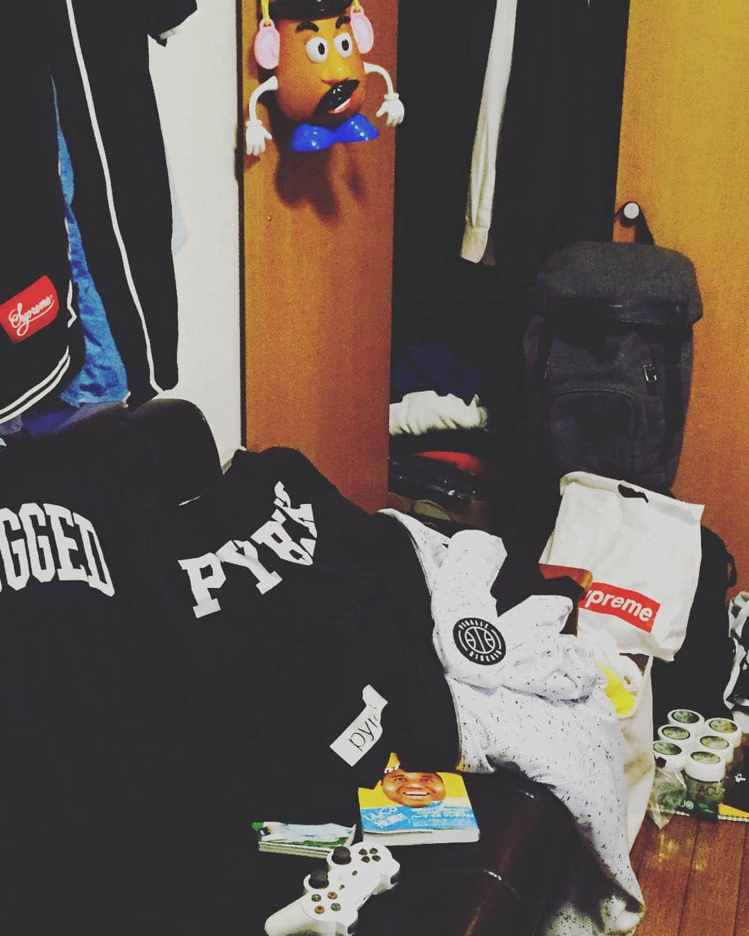 アントニーのインスタグラム：「今日は休みずっと寝てた。 起きてベッドからみた部屋が汚すぎる かたずけよ。  #お掃除 #おかたずけ #ポテトヘッド #rugged #pyrex #nikepigalle  #supreme  #saintlaurent  #acuo #まだ眠い。 #アイアムジャパニーズ #おやすみなさい」