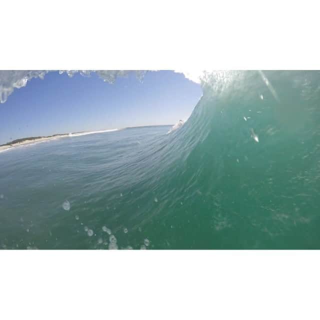 トーマス・フレイザー・ホルムズのインスタグラム：「Had a blast surfing on the Goldy today 🏄🏄 #stokedout」